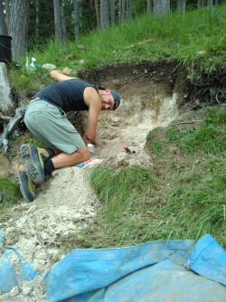 Profilgrube - Wir nehmen an, dass es sich um eine (pseudo)vergleyte Kalklehmrendzina handelt, die östlich von Scharnitz auf 1095 ü. NN. im Rahmen meiner Masterarbeit unter Aufsicht vieler Wanderer und eines aufgebrachten Oberförster aufgenommen wurde.  - © Leonhard Gogl